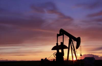 Oil Falls as Fundamentals Override Conflict