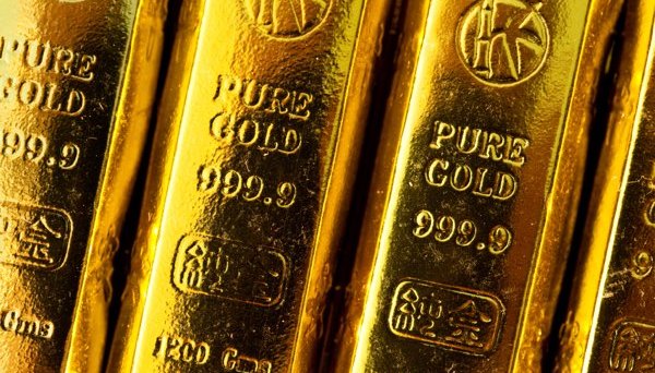 Gold Rises as Safe Haven Flows Drive Metal