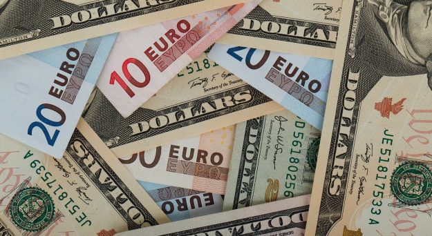Euro starts week with losses