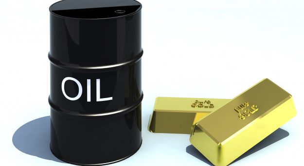 Oil pauses, gold closes in on 1900