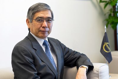 Yen edges lower, Kuroda says no exit planned