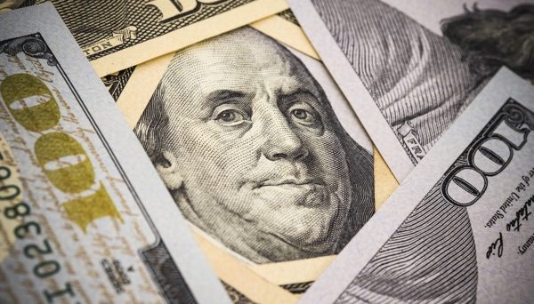 US dollar falls on disastrous GDP