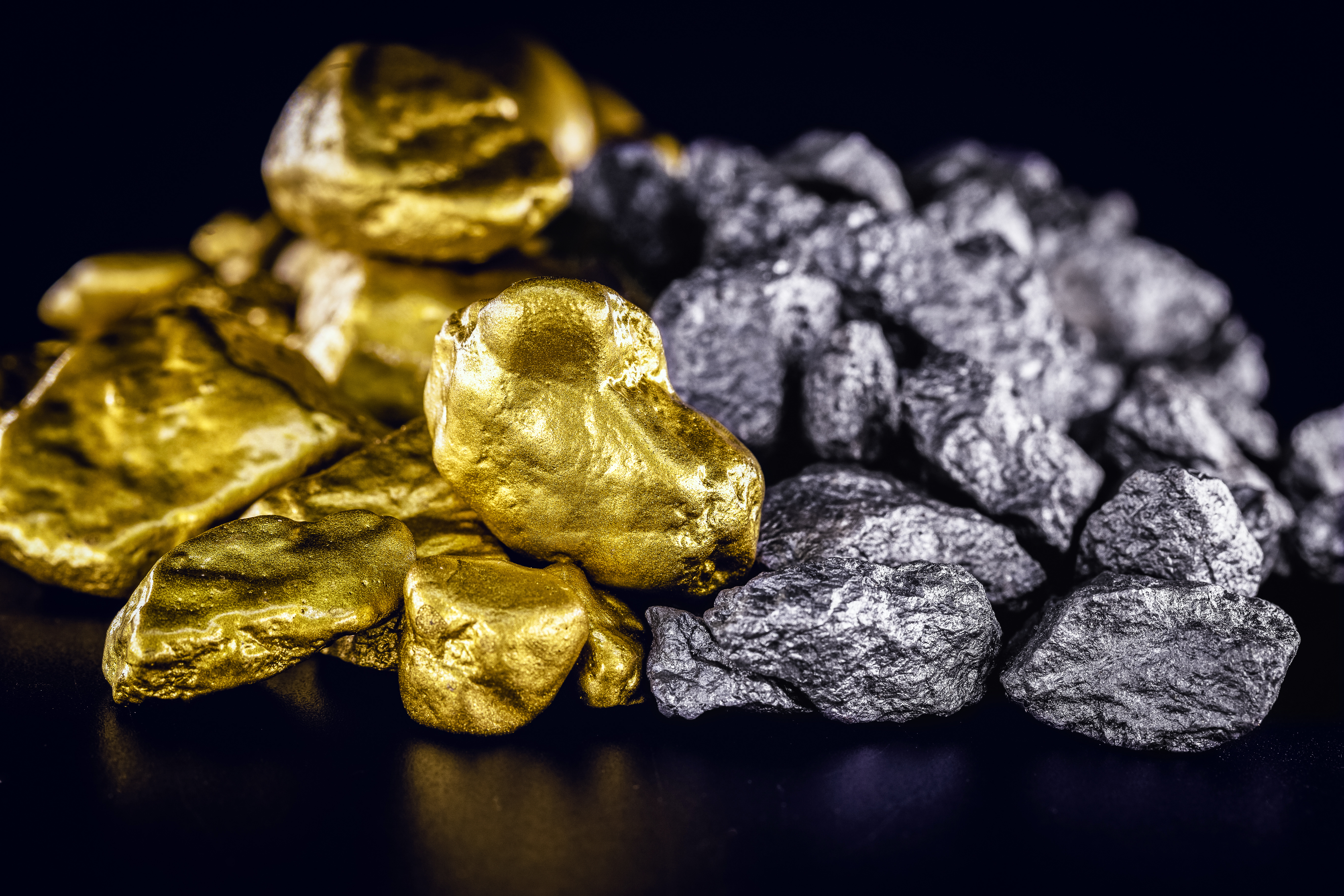 Золото и серебро ком. Золото и серебро. Золото и серебро полезные ископаемые. Золото полезное ископаемое. Серебро драгоценный металл.