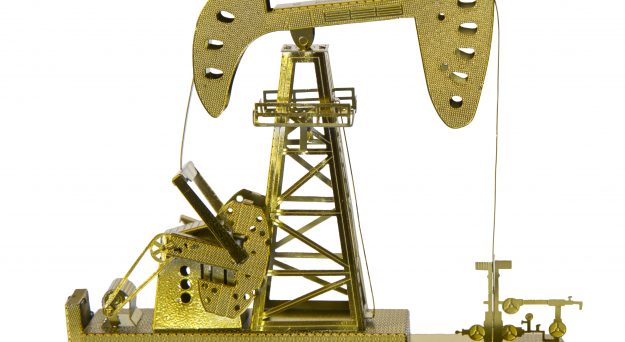 Oil extends losses, gold under pressure