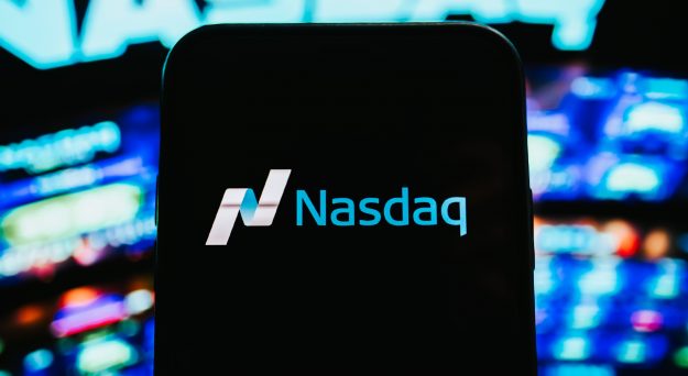 Nasdaq – Tech leading the surge, jobless claims steady but weaknesses appearing