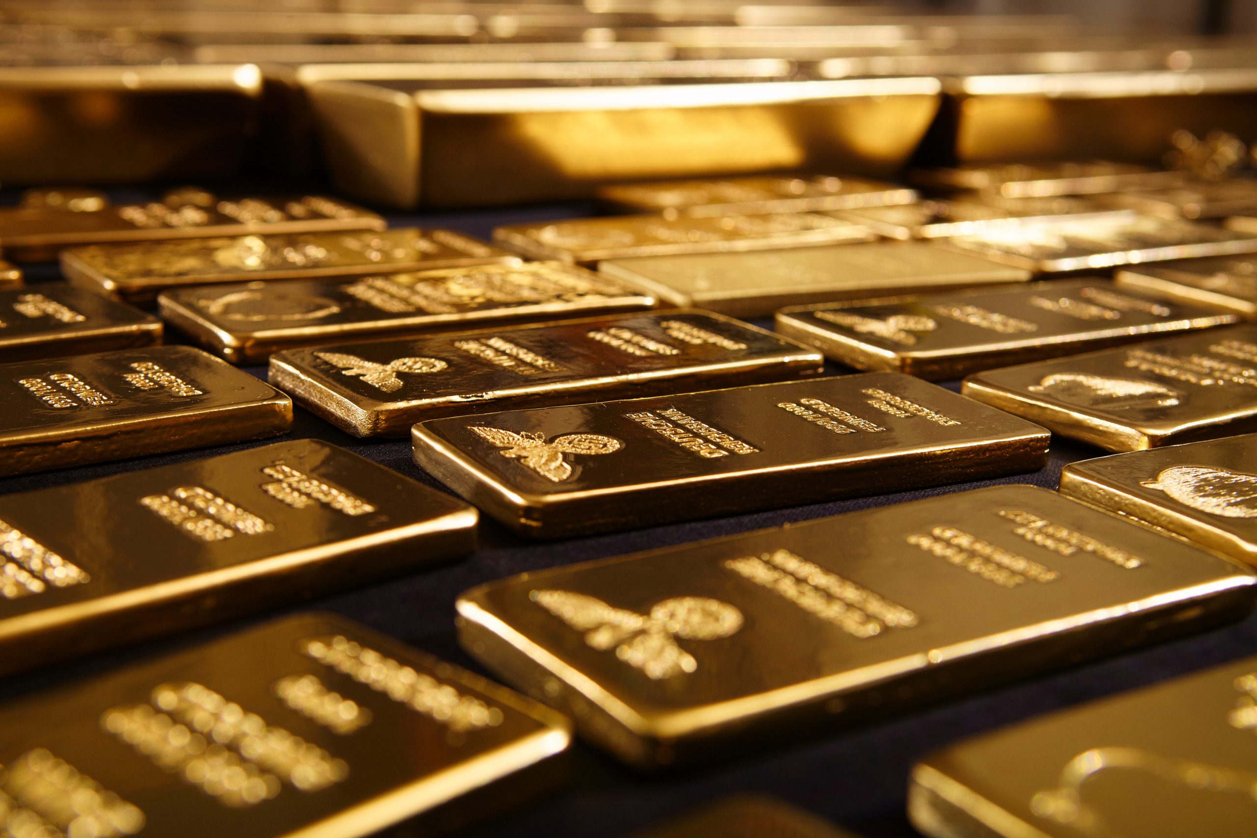 Выгодно вкладывать в золото. Инвестиции в золото. Золотые токены. Слитки золота Россия банк. Символ золота на бирже.